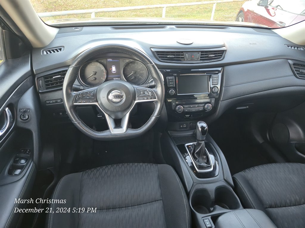 2019 Nissan Rogue SV photo 12